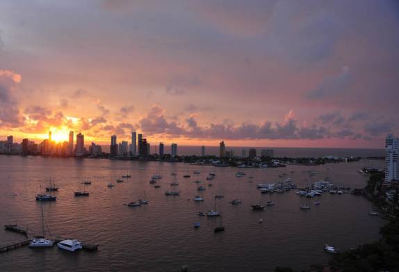 O incrível pôr-do-sol sobre a baía de Cartagena, na Colômbia, visto do 20o andar, no apartamento do Eligio